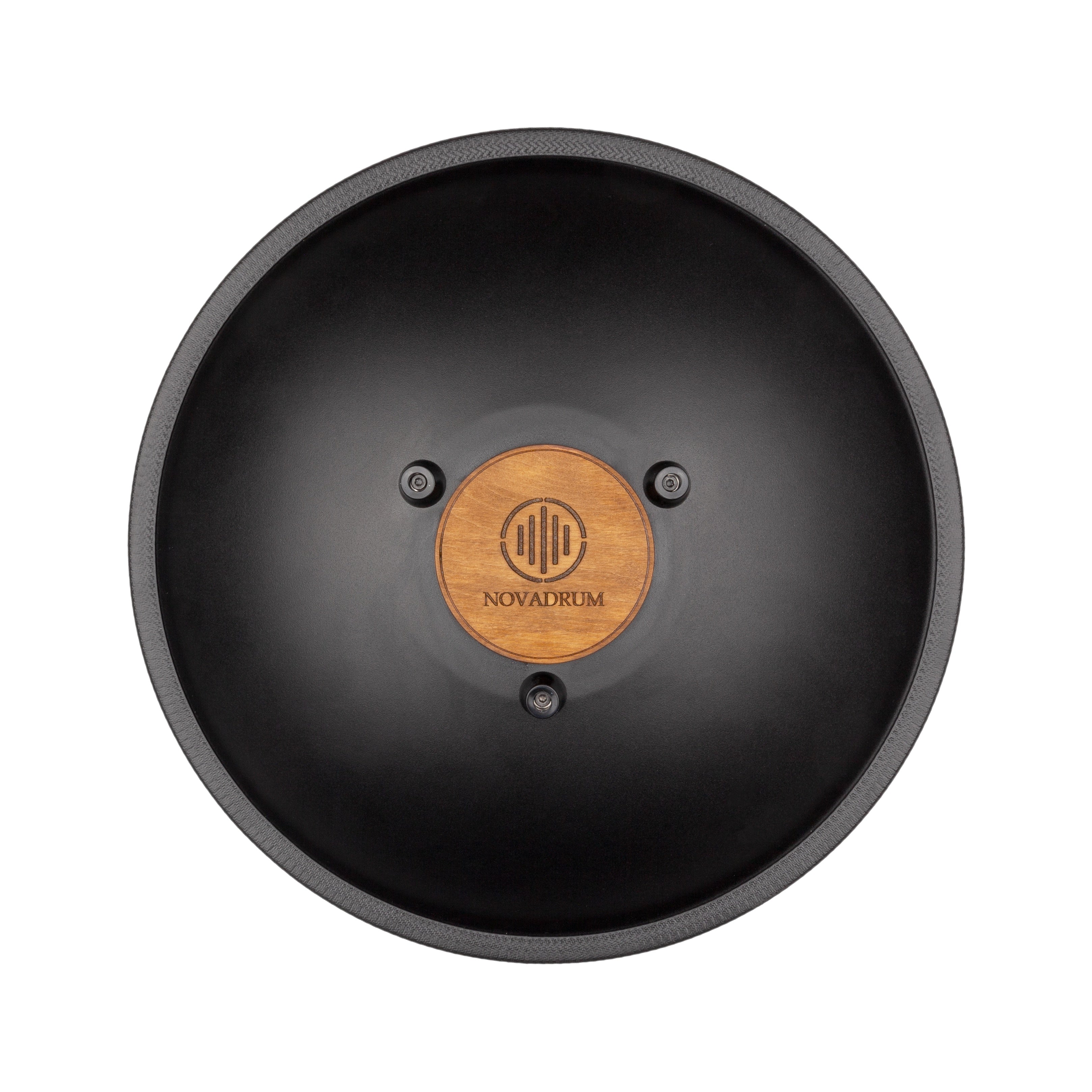 Back view of Novadrum 38 steel tongue drum in black matte, showing a wooden cover with engraved ‘NovaDrum’ branding, rubber feet, and black rope rim.